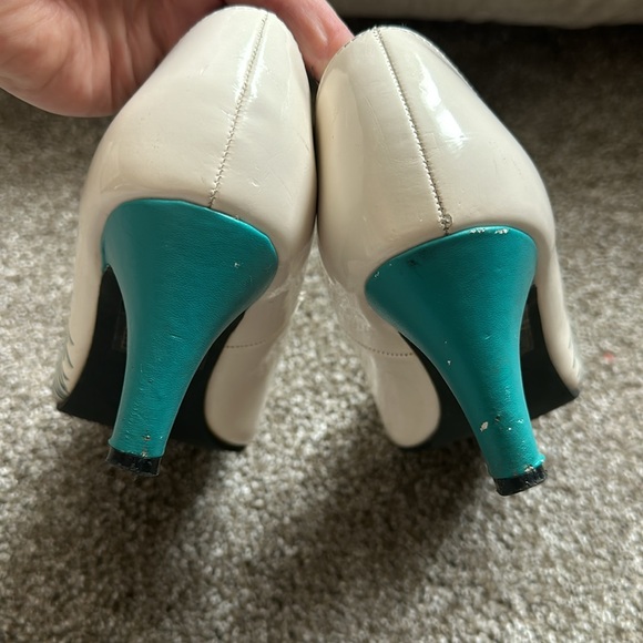 Peacock patent leather heels. - Picture 3 of 3